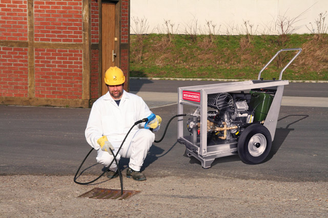 The mobile fuel driven professional high-pressure cleaner is used wherever there is no power supply, as illustrated here during sewer cleaning. 