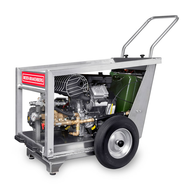 The mobile petrol-operated professional high-pressure cleaner MBH1800V is very flexible and does not require any connection to power mains. The device facilitates outdoor cleaning without power supply.