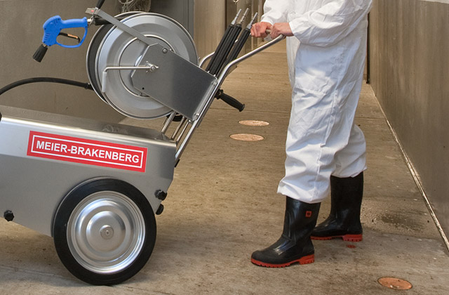 The handle of our professional high-pressure cleaner MBH is in an ergonomic position and ensures easy manoeuvring - easy on your back, easy to tilt and yet stable and manoeuvrable! Here you can see one on the way to a pen.
