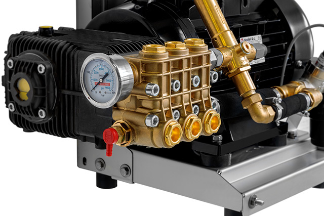 The professional high-pressure pump with 40 or 50 l/min is the core piece of Meier-Brakenberg's professional high-pressure cleaners. The pump is equipped with ceramic pistons and brass piston rods. The plunger / piston principle guarantees endurance and long service life.