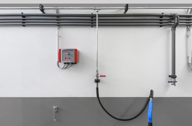 This stainless steel line installed on the central aisle forms an outlet at the T-piece to a high-pressure boot cleaner which is ideally suitable for integration into a stationary high-pressure line.
