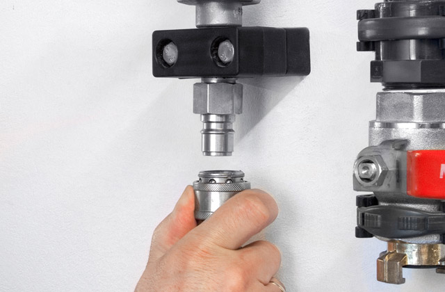 High-pressure taps made completely of stainless steel provide long service life and low wear. Quick couplings shorten set-up times. 
