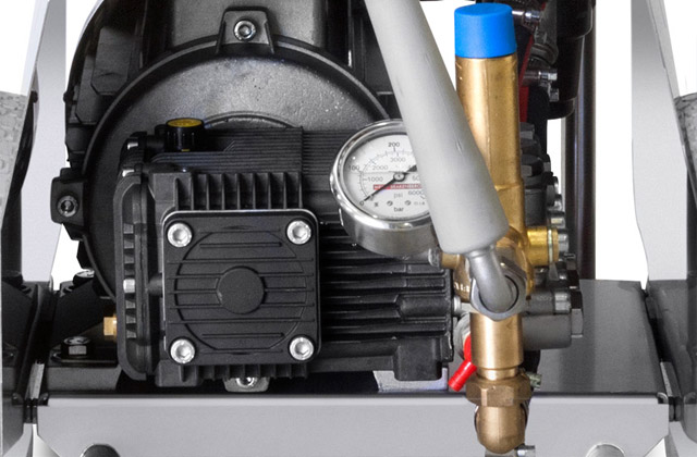 The robust high pressure pump of the MBH 1260k is equipped with solid brass connecting rods and designed for long term service.
