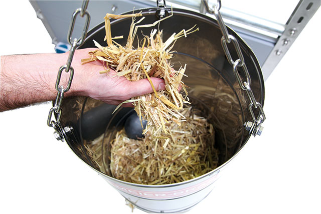 Porky's Fun Box is suitable for use with any type of straw. Short or long-stalk straw - the adjusting ring allows variable dosage. In the picture classic long-stalk straw. Below inside the Box the ball mechanism which ensures the supply of straw.