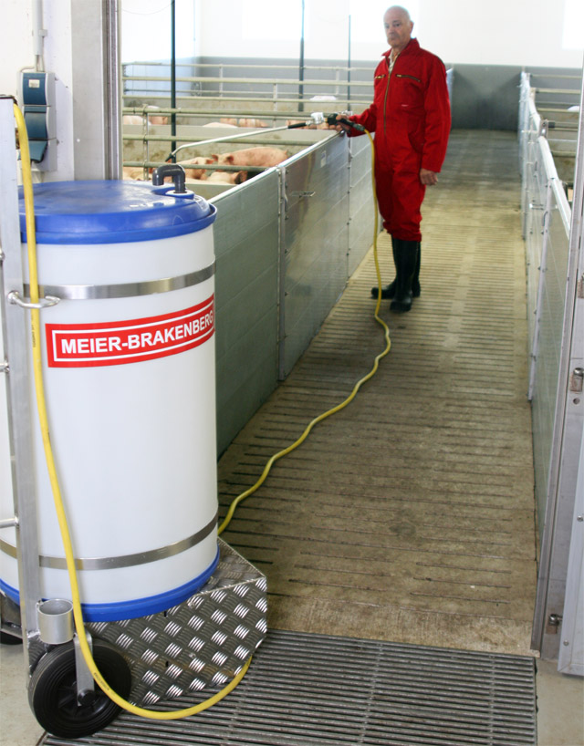Mix the solutions for liquid feed inside the medication dosing trolley in front of the pen and afterwards dose into liquid feed troughs with the hose and lance with counter.