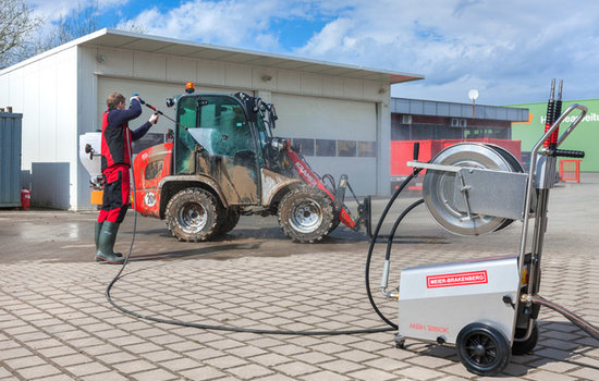 The agile and compact pressure cleaner MBH1260k is suitable for cleaning machines and vehicles – like in the picture to clean diggers, wheel loaders and machines for road building.