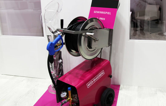 The Jackpot from the EuroTier lottery is the professional pressure cleaner MBH1260 from Meier-Brakenberg. The outfit includes a stainless steel hose coiler, pressure gun and hose. The pressure cleaner housed the usual Meier-Brakenberg long-life pump technology.
