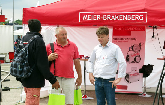 Hier im Bild: die Beratung zum Hochdruckreiniger von Meier-Brakenberg auf der Demopark in Eisenach. Vorallem die Kombination mit Heißwasser beschäftigte die Besucher.