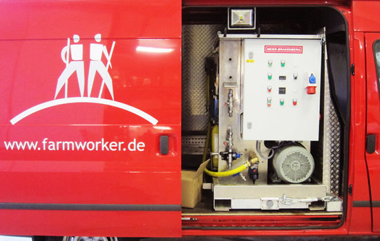 FarmWorker bietet Stallreinigungsservice mit Profi Meier-Brakenberg Hochdrucktechnik. So haben wir eine frequenzgeregelte Hochdruckpumpe in das Servicefahrzeug eingepasst. So kann bei jedem Kunden die Waschleistung flexibel angepasst werden.