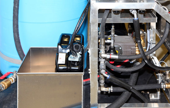 Die maximal zwei Heizöl-Kanister und der große Wasser-Vorlauftank garantieren eine nahezu autarke Versorgung des Hochdruckreinigers und der Hotbox.