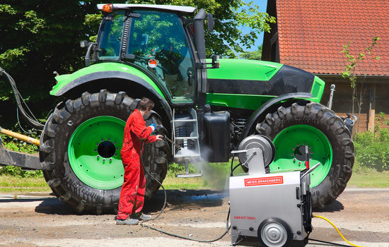 With the new hot-water pressure cleaner with hot box, the user can easily clean strong dirt, like oil, fat and similar sediments at machines or on surfaces. Main area of operation are: vehicle washing systems for trucks, tractors or other agricultural machines, also as in the food industry – e. g. in slaughterhouses, large bakery facilities and so on.