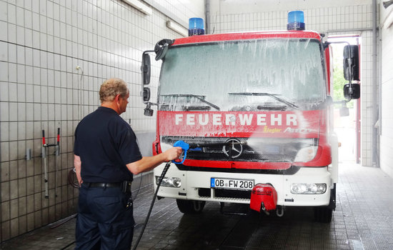 Die Inbetriebnahme der stationären HD-Anlage startet mit dem ersten Reinigungsschritt: Einschäumen des Feuerwehrfahrzeugs. Die macht der integrierte Hochdruckinjektor an der Schlauchtrommel in Verbindung mit der Schaumlanze möglich.