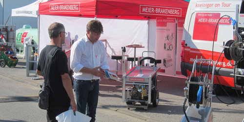 Im Beratungsgespräch um einen mobilen Profihochdruckreiniger MBH1800: Kundenberater Werner Bockhorst von Meier-Brakenberg auf der Nordbau in Neumünster.