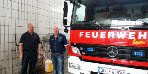 Alfons Stenpaß vom Exklusivpartner "Franz-Josef Hußmann" übergibt der Feuerwehr Oberhausen die neue stationäre Hochdruckreinigeranlage für ihr Waschstraße. Hier die Einweisung in den neuen Hochdruckreiniger mit Schlauchtrommel an der Wand.