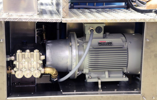 Das Kernstück der Industrielösung: die Hochdruckpumpe mit 70 L Förderleistung pro Minute. Der hocheffizienz Elektromtor leistet 18,5 kW. Verbunden ist die Motor-Pumpenkombination über eine stoßdämpfende Kupplung.