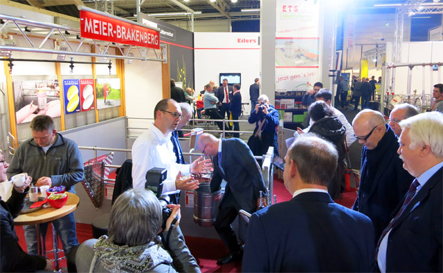 Visitors at Agrarunternehmertage In gewohnter Manier stellt Meier-Brakenberg auch 2017 auf den Agrarunternehmertagen in Münster aus. Das präsentierte Produktspektrum umfasst die bekannten Profi-Hochdruckreiniger und das Tierwaagen-Programm. Neu, bzw. mit steigender Bedeutung: die Tierwohlprodukte.