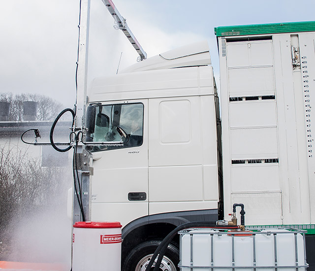 Mit der Hocheffizienzsensorik schaltet die Anlage vollautomatisch und rechtzeitig ein und sorgt für das komplette Einsprühen des LKW von allen Seiten 