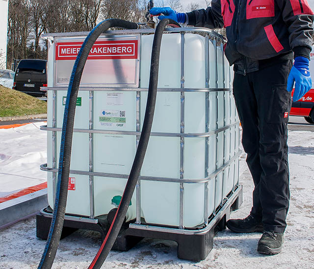 1000 Liter Fassungsvermögen für angemischte Lösung mit Schwimmer-gesteuerter Nachfüllautomatik, alle Anschlüsse vorhanden 