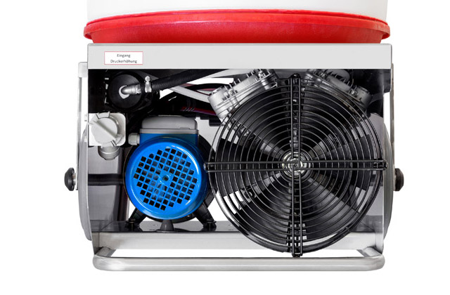 El carro aplicador de espuma está concebido como un generador de espuma a baja presión. La espuma de limpieza o desinfección se genera mediante la inyección de aire comprimido con el compresor integrado.