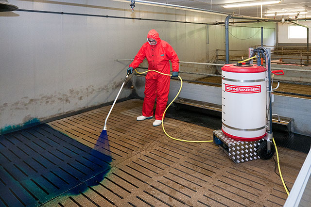 The ideal technical solution for the application of Alzogur: The disinfection trolley MBDes200! The intake lance which is included in the Alzogur-set makes it possible to remove Alzogur directly from the storage drum and safely fill it in the mixing container. Floor and protective clothing stay clean.