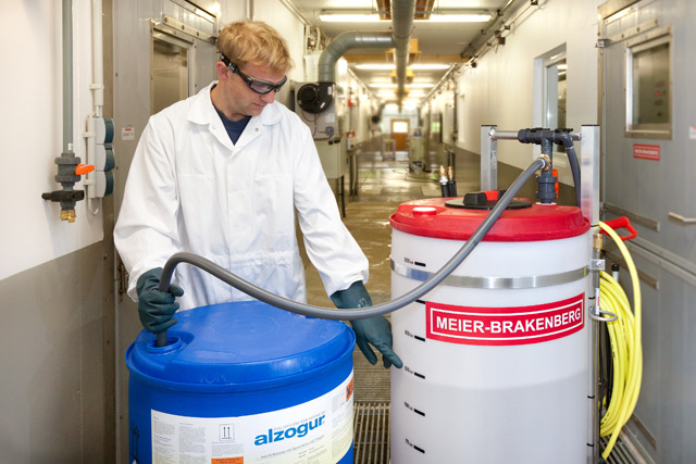 The ideal technical solution for the application of Alzogur: The disinfection trolley MBDes200! The intake lance which is included in the Alzogur-set makes it possible to remove Alzogur directly from the storage drum and safely fill it in the mixing container. Floor and protective clothing stay clean.