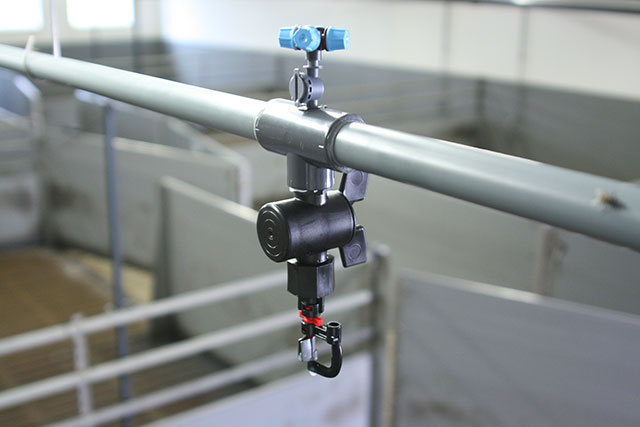 The combined soaking and cooling nozzle is equipped with a separately suppressible soaking nozzle and the low-pressure cooling nozzle and can be switched for soaking to cooling mode, if necessary. This combination nozzle can be subsequently installed in already existing soaking systems.