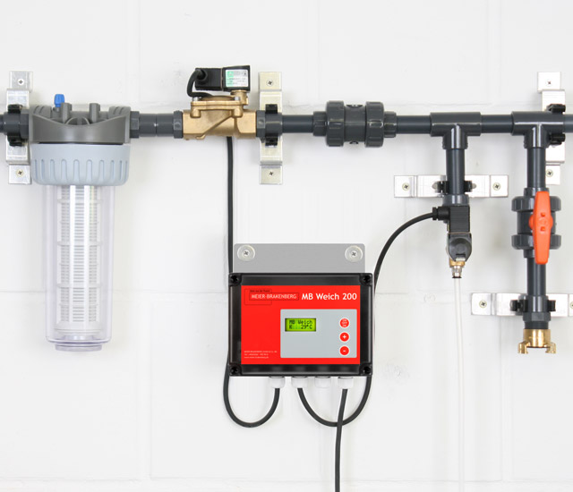 La distribución del sistema de remojo y refrigeración comprende el filtro de agua, la electroválvula, el mecanismo de relajación de la presión de la refrigeración y la conexión del dispositivo de desinfección (opcional). En el centro se sitúa el sistema de remojo y refrigeración MBWeich 200