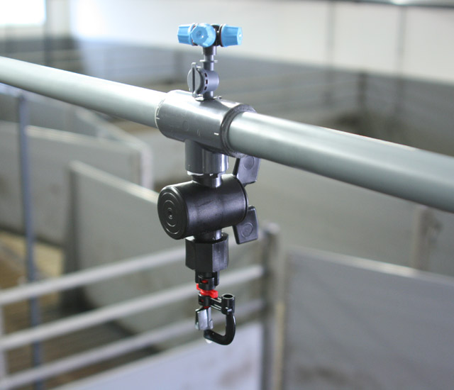 The combined soaking and cooling nozzle is equipped with a separately suppressible soaking nozzle and a low-pressure cooling nozzle. On request it can be switched from soaking to cooling mode. Additionally the combination nozzle can be retrofitted to already existing soaking systems.