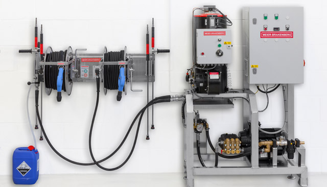 Frequenzgeregeltes Hochdruckaggregat für bis zu 3.000 l/h bzw. 4.200  l/h
und integrierter Heißwassereinheit MBHot, die stufenlos bis zu 90° C regulierbar ist. Das mit abgebildete Bedienpanel umfasst Schlauchroller für zwei parallel arbeitende Anwender. So kann die Pumpeneinheit im Geräteraum und das Schlauchpanel am Waschplatz stehen.
