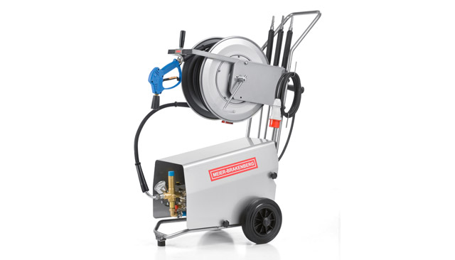 The compact professional high-pressure cleaners MBH1260k and MBH1500k supply 21 l or 25 l water output per minute. Suitable for machine cleaning or in milking parlors. In the picture: incl. optional stainless steel hose drum.