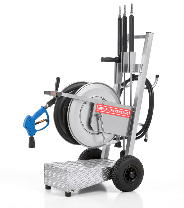 The aluminium hose cart HSW can keep 3 high-pressure lances safe. Rubber bumpers ensure safe and quick coiling or uncoiling. Hose coils of up to 115 m can be installed on this cart.
