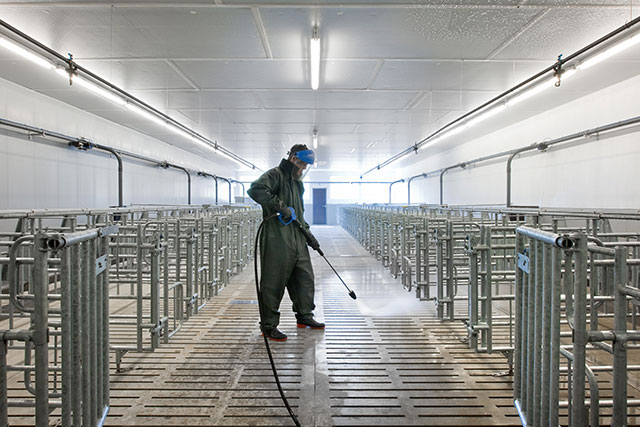 Wall-mounted professional stationary high-pressure cleaner With 1800 l/h ideal for cleaning fattening and sow pens.