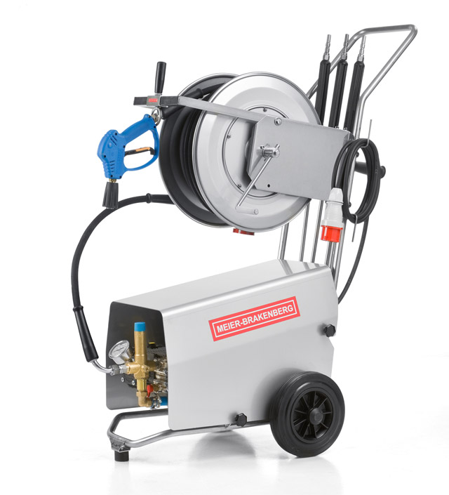 The compact professional high-pressure cleaners MBH1260k and MBH1500k supply 21 l or 25 l water output per minute. Suitable for machine cleaning or in milking parlors. In the picture: incl. optional stainless steel hose drum.