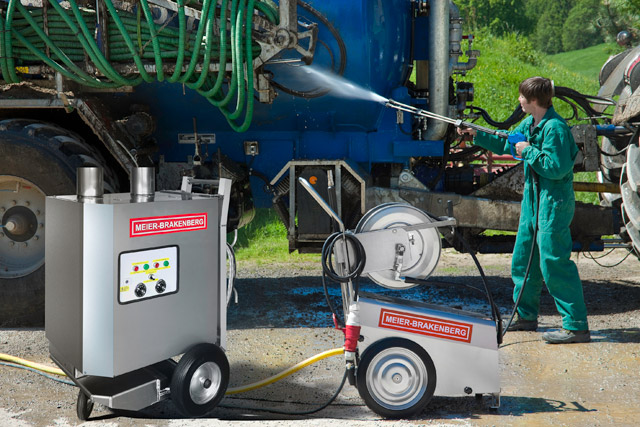 The mobile hot water boiler MBHot is the ideal supplement for the professional high-pressure cleaner when washing with hot water is requested. The 160 kW burner with stainless steel heating coil of the MBHot heats water throughputs of 30 l/min up to 80 or 90 °C