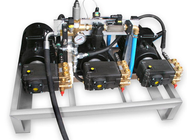 Stationäre Mehrfachpumpe mit drei Pumpen à 1.800 l/h in einem Schweinemastbetrieb mit 24.000 Tieren. Die Pumpen fahren im Wechsel an, um eine gleichmäßige Auslastung zu garantieren.