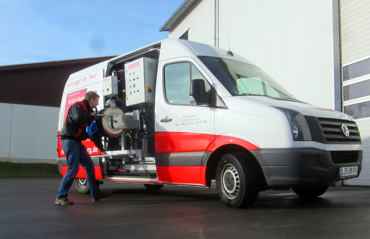 Mit dem neuen Vorführwagen von Meier-Brakenberg, können Lohnunternehmer direkt bei ihnen Vorort die Leistungsfähigkeit der frequenzgeregelten Hochdruckpumpe mit Hotbox testen.