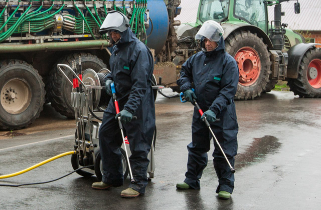 Strong 3,000 l/h at 130 bar make the MBH 3000flex the ideal professional high-pressure cleaner for cleaning heavily soiled equipment or tractors. The frequency control makes it possible for two users to clean at the same time, yet flexible at different water output and pressure.