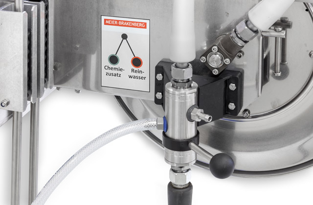 The high-pressure injector at the hose drum panel of the subcontractor unit allows fast and easy doing of detergents and disinfectants for machine cleaning. 