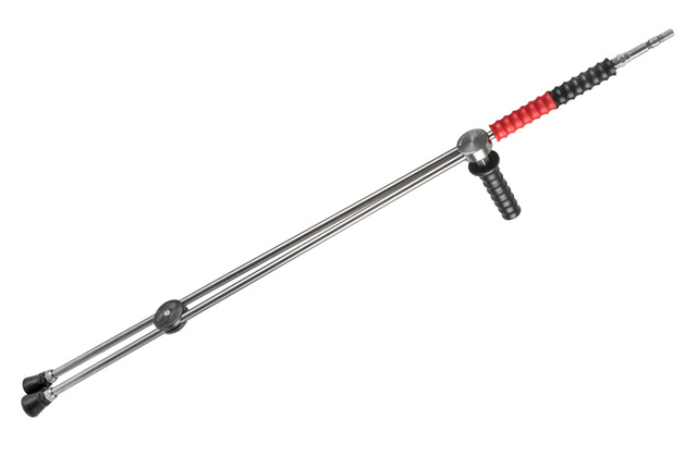 The double lance makes it possible to infinitely adjust the water pressure of our standard professional high-pressure cleaners. The user splits the water amount between two steel pipes by turning the handle.