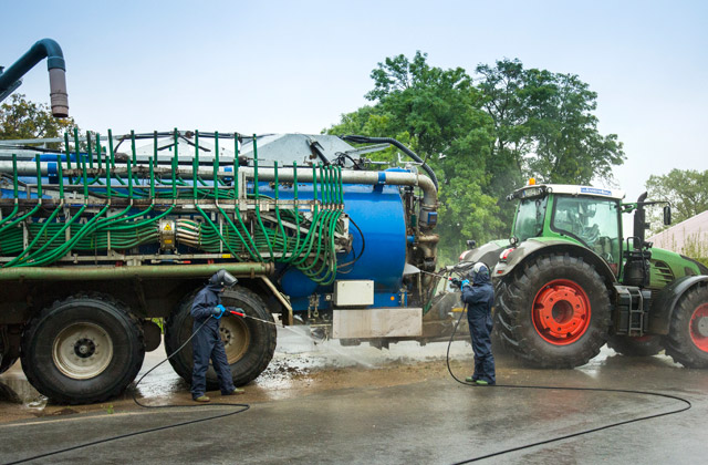 The frequency-controlled professional high-pressure cleaners make it possible to clean machines and stables with two persons at the same time. Also, the users can flexibly select between different washing performances and pressures. Our large volume pumps make it possible for up to 10 users to clean at the same time.