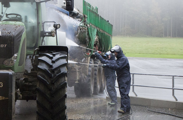 The frequency-controlled professional high-pressure cleaners make it possible to clean machines and stables with two persons at the same time. Also, the users can flexibly select between different washing performances and pressures. Our large volume pumps make it possible for up to 10 users to clean at the same time.