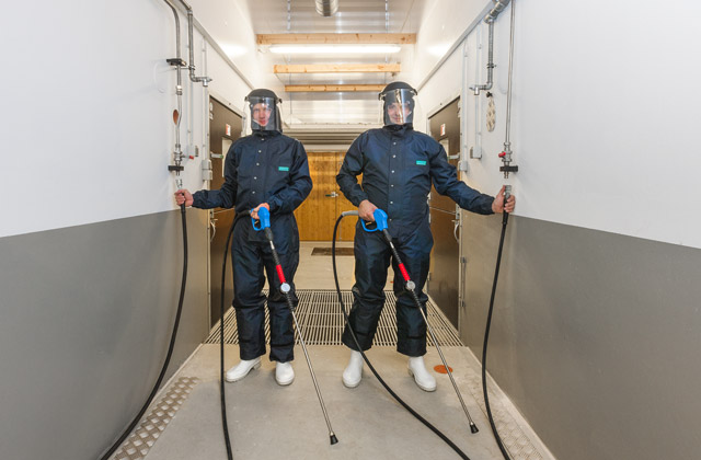 The frequency-controlled professional high-pressure cleaners make it possible to clean stables with two persons at the same time. In the picture: Two users during coupling at taps. For combination with frequency controlled high-pressure cleaner and therefore ideal for permanently installed high-pressure lines. Our large volume pumps make it possible for up to 10 users to clean at the same time.