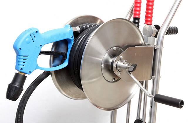 The robust stainless steel hose reel of the MBH 900 ensures that the high-pressure hose is safely rolled up.