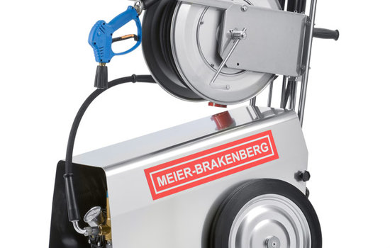 Die Profi-Hochdruckreiniger MBH1800 und MBH2400 stellen 30 l bzw 40 l Wasserleistung pro Minute zur Verfügung. Die Allrounder für den vielseitigen Einsatz eignen sich für schweinhaltenden Betriebe wie Mäster und Sauenhalter, aber auch die Maschinenreinigung gelingt damit spielend leicht. Hier im Bild inkl. der optionalen VA-Schlauchtrommel.