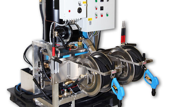 Compact mounted: the frequency controlled pressure pump with hotbox. They find place on an robust and hygienic plastic pallet.