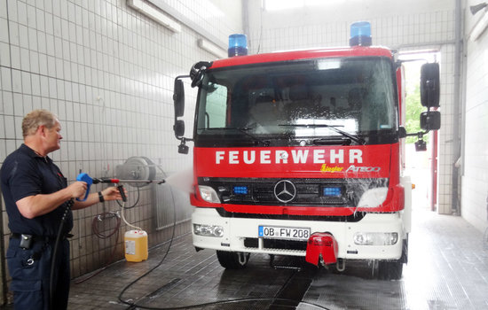 Im zweiten Reinigungsschritt wird nach der Einwirkzeit des Reinigungsschaums das Feuerwehrfahrzeug abgespült und Endgereinigt. Dieser Schritt wird mit der Flachstrahl-, oder Doppellanze zur stufenlosen Druckverstellung ausgeführt.