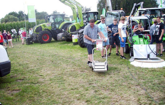 Auf dem Düstermühlenmarkt in Legden war die neue elektrische Kadaverkarre das High-Light für Besucher. Schnell zeigte sich dass das Gerät zum berührungslosen Abtrannsport von Kadavern von Jedermann und Frau beherrscht werden kann.