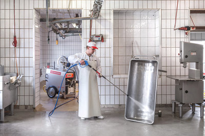 Der neue Heißwasser Hochdruckreiniger MBHot900 kommt über all da zum Einsatz wo mit geringen Wassermengen eine hohe Reinigungsleistung erforderlich ist, z. B wie hier im Schlachtbetrieb.