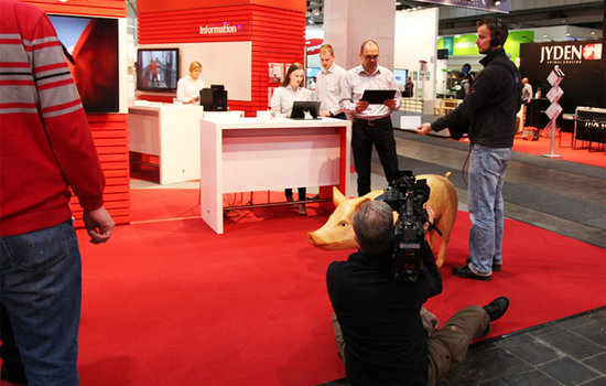 Der NDR ist auf dem Messestand von Meier-Brakenberg zu Gast. Piggy Check weckt das Interesse auch in Funk und Fernsehen. Eine Sondersendung zur EuroTier wird vom Norddeutschen Rundfunk aufgezeichnet.