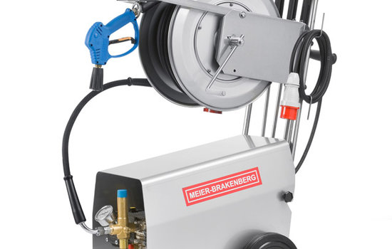 The compact professional high-pressure cleaners MBH1260k and MBH1500k supply 21 l or 25 l water output per minute. Suitable for machine cleaning or in milking parlors. In the picture: incl. optional stainless steel hose drum.